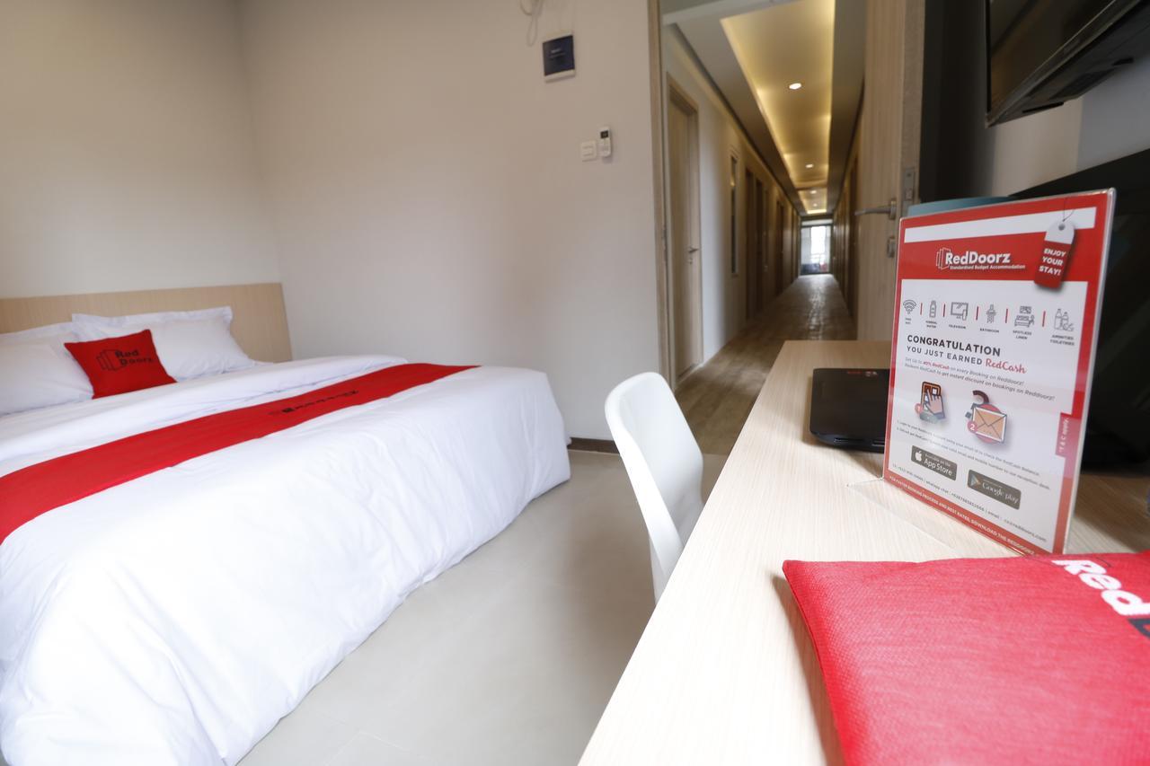 Reddoorz Plus Near Mall Pondok Indah Jakarta Exterior foto