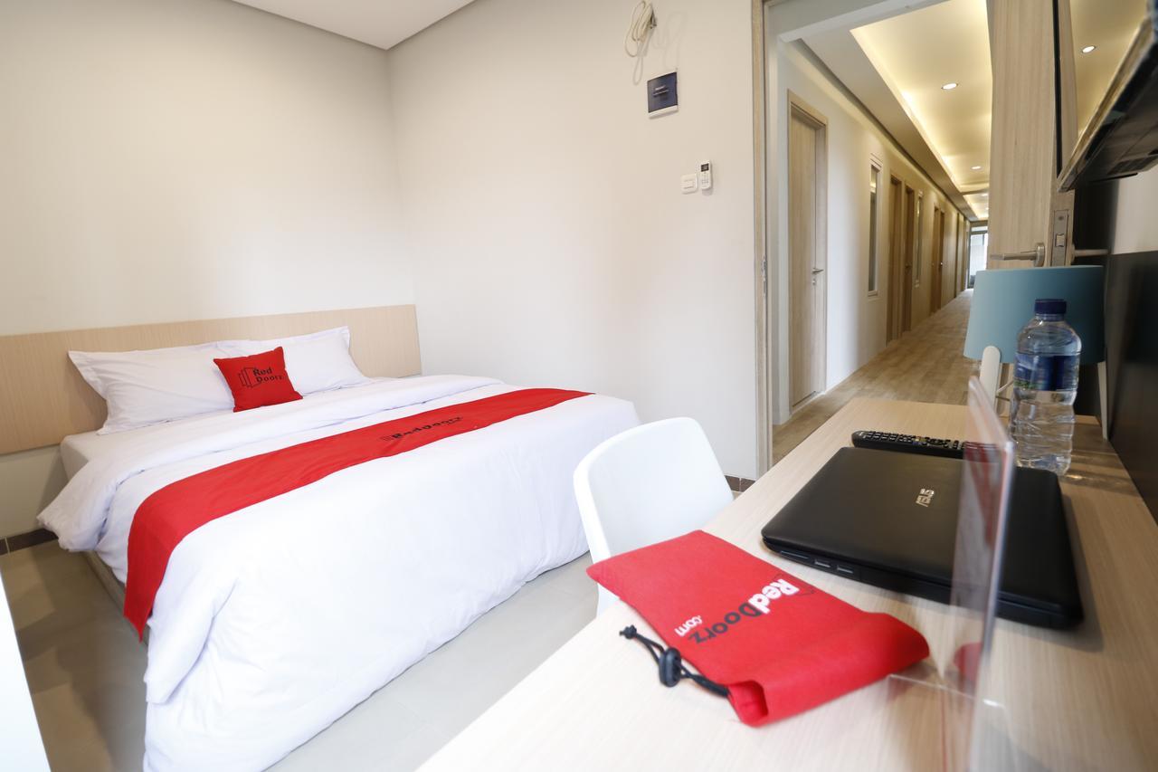 Reddoorz Plus Near Mall Pondok Indah Jakarta Exterior foto